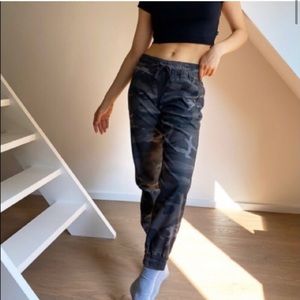 Aritzia TNA Alix Camo Jogger Pants